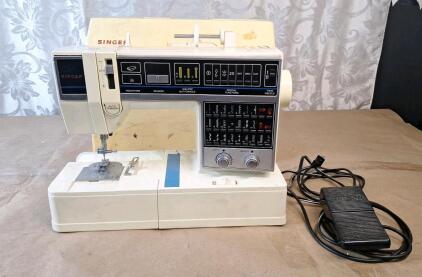 (1) Vintage Singer Sewing Machine, Model 6268