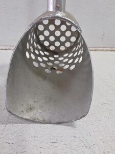 Aluminum Long-Handled Sand Scoop with 9" Basket for Metal Detecting