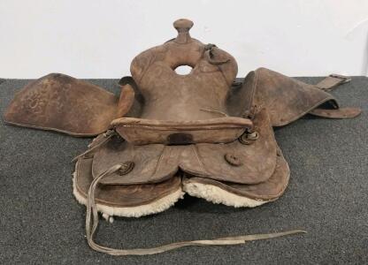 Vintage Western All-Around Saddle, Tooled Leather, 15&rdquo; Seat, Floral Design, Sheepskin Lining