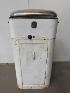 Vintage NESCO Electric Roaster Oven, 18 Qt Capacity, 1940s&ndash;1950s Era