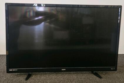 Sanyo FW32R19F 32" Smart HDTV, 720p LED LCD, Roku TV, 2 HDMI Ports (powers on, needs remote)