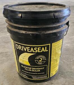 Driveaseal Blacktop Driveway Filler Sealer 4.75 gal (18L) 2-Year Warranty Asphalt Pail