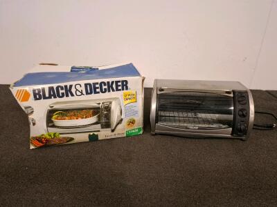 Black & Decker CTO650 Countertop Toaster Oven, 12" Pizza Capacity, 1500W, Stainless Steel, Box ( powered on)