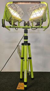 PowerZone 8007L Dual-Head Halogen Work Light with Adjustable Tripod Stand, 1000W Output (tested, works) (S)