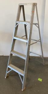 4-Step Aluminum Step Ladder, 225 lb Capacity, 9.5 ft Reach Height