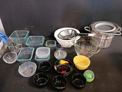 Large Mixed Lot of Glass, Metal & Ceramic Kitchenware &ndash; Pyrex, Colanders, Bowls, 22 Pieces