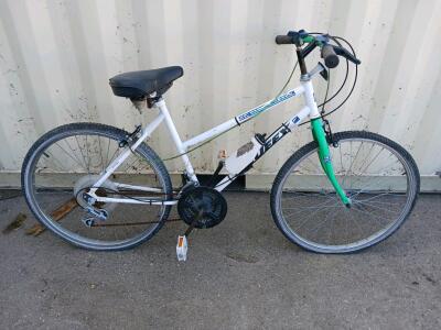 Reflex Pines Creek Hybrid Bike, 26" Wheels, Steel Frame, 6-Speed, White/Green