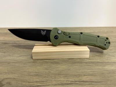 Replica Benchmade 9070 Claymore Automatic Folding Knife, CPM-D2 Steel, 3.60" Blade, OD Green Grivory Handle, unable to authenticate