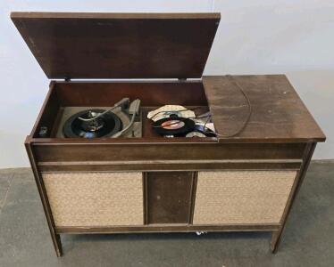 General Electric RC 7200 BMI-A Stereo Console, Turntable, Wood Cabinet, 1960s, Records Included