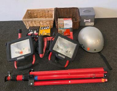 Craftsman Twin Head Halogen Work Light, 1000W, 8000 Lumens, Tripod Stand, Corded Electric (plugged in and functioning)