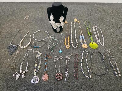 Assorted Costume Jewelry Necklace Lot 21pcs Statement Beaded Pendant & Chain Varieties