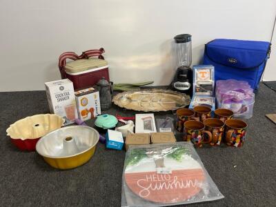 Black+Decker 10-Speed Blender, Igloo Cooler Bag, 30+ Piece Kitchen & Household Mixed Lot
