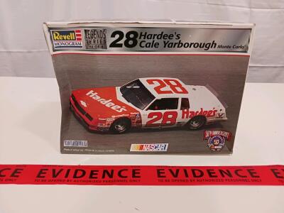 Revell Monogram 1:24 NASCAR #28 Hardee&rsquo;s Cale Yarborough Monte Carlo Legends Series 1998 Kit
