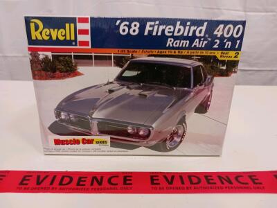 Revell 85-2342 '68 Firebird 400 Ram Air 1:25 Scale Model Kit, 2-in-1 Build Options, 122 Parts