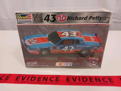 Revell Monogram 1:24 Legends Series Richard Petty STP Grand Prix NASCAR Model Kit 85-3515 Sealed
