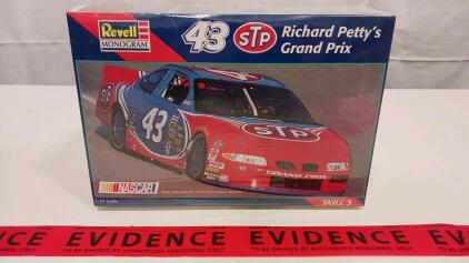 Revell Monogram 85-2493 Richard Petty's #43 STP Pontiac Grand Prix 1:24 Scale Model Kit