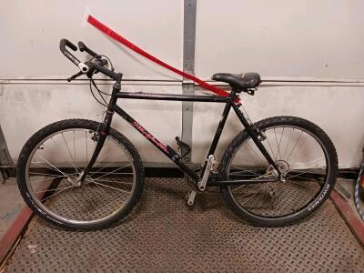 Specialized Stumpjumper Mountain Bike, Steel Frame, 26" Wheels, Rigid Fork
