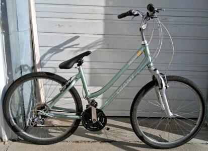 Giant Cypress ST Hybrid Bike, Step-Through, 21-Speed, Front Suspension, 700c Wheels, Green