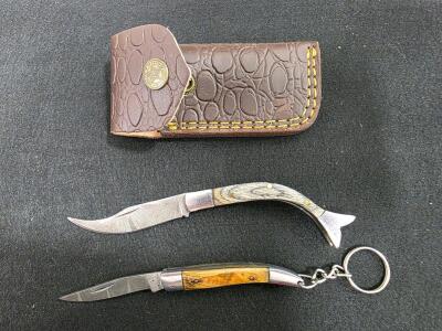 Set of 2 Damascus Steel Folding Pocket Knives with Wooden Handles and Leather Pouch