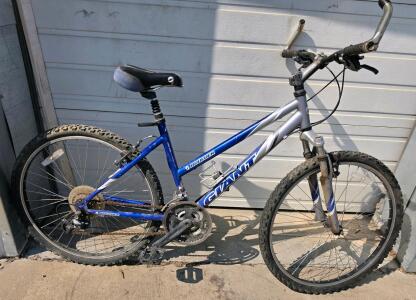 GIANT Boulder Mountain Bike, 21-Speed, 26" Wheels, Front Suspension, Blue/Silver