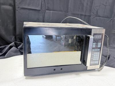 Magic Chef MCD990SC 900W Countertop Microwave Oven, 0.9 cu. ft., Touchpad Controls, Stainless Steel