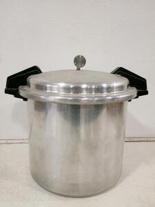 Vintage MIRRO M-0406 16-Quart Aluminum Pressure Canner with Weighted Regulator