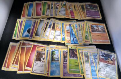 Pok&eacute;mon Card Lot &ndash; 100 Cards, Sun & Moon Era, Trainers, Energy, Brock&rsquo;s Grit, English, Bulk