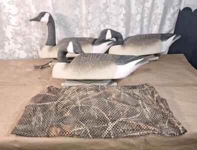 (3) Vintage Big Foot Canadadian Geese, Large Full Body Plastic Decoys W/ Sinker Weights & Storage / Transport Bag