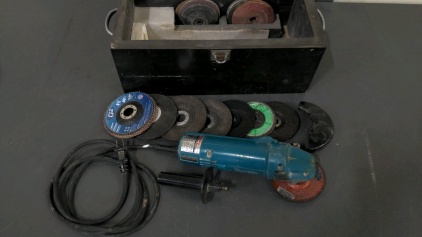 Makita 4" Disc Grinder w/Discs