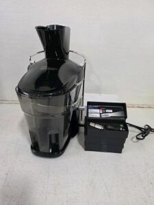 Working Centrifugal Juicer with 1000W Motor, 3" Wide Feed Chute, and 32 oz Juice Jug