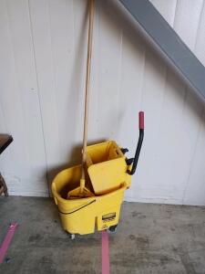 Rubbermaid WaveBrake 35 Qt Mop Bucket with Side-Press Wringer, Mop Included, Yellow
