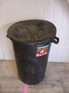 HDX 32-Gallon Plastic Trash Can with Snap-On Lid, Handles & Blue Liner Traps 22.5"x27.5"