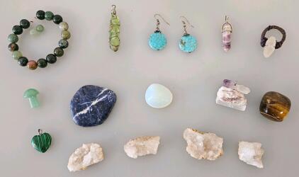 Assorted Semi-Precious Gemstone Jewelry & Specimens &ndash; 16 Pieces