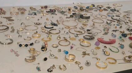 Large Mixed Costume Jewelry Lot &ndash; 110 Pieces &ndash; Earrings, Bracelets, Brooches, Rings, Vintage & Modern