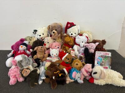 Large Mixed Lot of 29 Plush Animals With Fortnite Zoey Funko Pop! #458, Holiday & Animal Variety