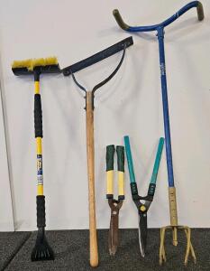 Lot of Assorted Garden and Outdoor Tools (Hand Cultivator, Hedge Shears, Ice Scraper, Hoe)