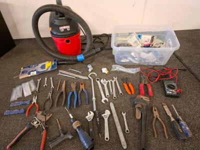 Craftsman 2.5 Gal 1.75 HP Wet/Dry Vac ( powered on) with Assorted Hand Tools
