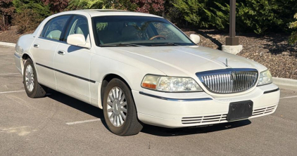 2004 LINCOLN TOWN CAR ULTIMATE - SUNROOF!