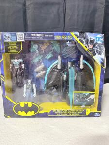 Spin Master Bat-Tech Flyer: Mr. Freeze vs. Batman Playset with Exclusive Figures