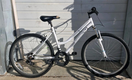 Roadmaster Granite Peak 26" Mountain Bike, Step-Through Frame, Front Suspension, 18-Speed, White