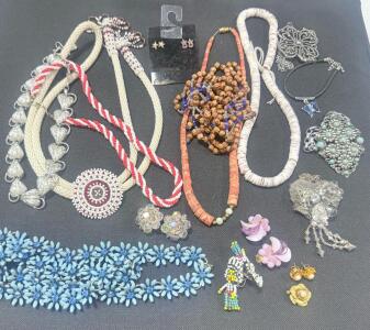 Assorted Vintage Costume Jewelry Set &ndash; 4 Necklaces, Earrings, Heart Motif, Beaded Medallion