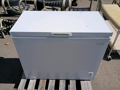Amana AQC0701GRW 7.0 cu. ft. Chest Freezer, White, Manual Defrost, DeepFreeze Technology