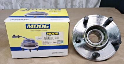 (1) MOOG 513224 Front Wheel Bearing & Hub Assembly For 2005-2014 Chrysler 300 RWD