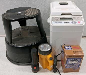 Hitachi HB-B301 Bread Maker and More (Turns On)