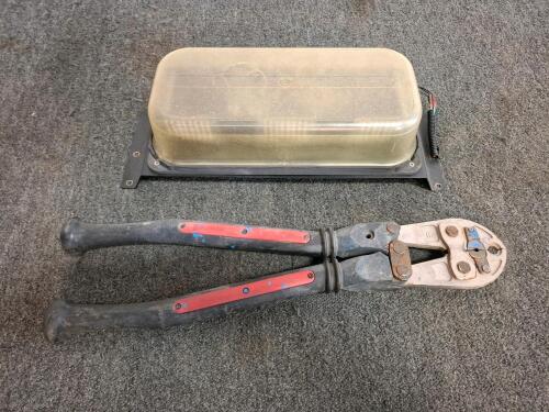 18" Manual Bolt Cutters & Rectangular Utility Work Light with Steel Bracket ( shelf G)