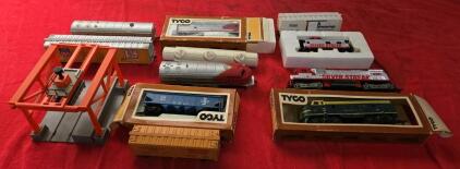 TYCO HO Scale Model Train Lot - Santa Fe, Union Pacific, Silver Streak Locomotives, Rolling Stock, Crane