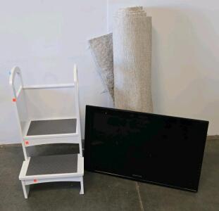 Sceptre X325BV-FHD 32" LED 1080p HDTV, 3 HDMI, VESA, Black, TV Only, SN C12X325BCC7587 step stool, carpet peices