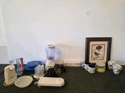 Hamilton Beach Blender, Black+Decker Appliances, All appliances are functioning Snoopy Sandwich Maker, Art & Mug Lot