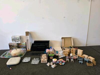 Mixed lot, Apple Magic Keyboard with Numeric Keypad &ndash; Wireless, Silver/White, 2017 Model, Tropical party serving trays, puzzles, handbar with hardware, ceramic dish with lid, small wooden house figurines, and miscellaneous items