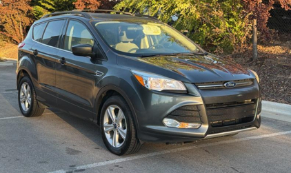 2016 FORD ESCAPE - TOUCHSCREEN STEREO! LOW MILES!